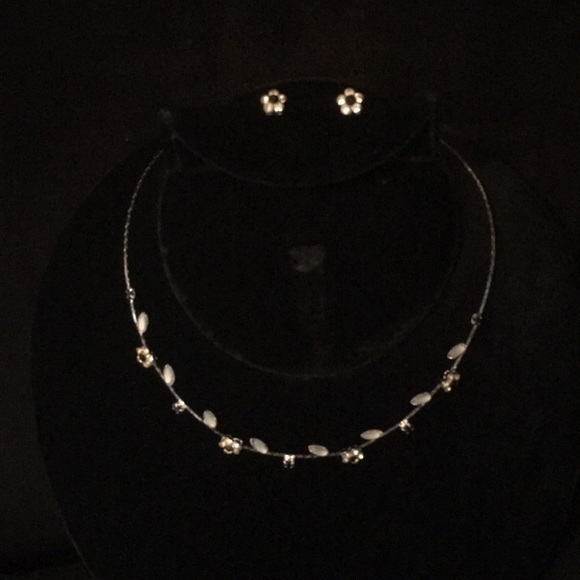 Crystal Flower Necklace Earrings Jewelry Set - Picture 16 of 16